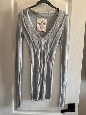 Hollister Light Gray Slim V‑Neck Cable Knit Sweater